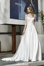 فستان زفاف ساتان أنيق بطول الأرض مع كتف مكشوف، ياقة قلبية، دانتيل مزهر، وتصميم ألين