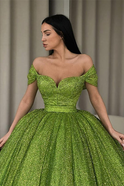 Elegante vestido de fiesta verde con lentejuelas y hombros descubiertos en forma de A