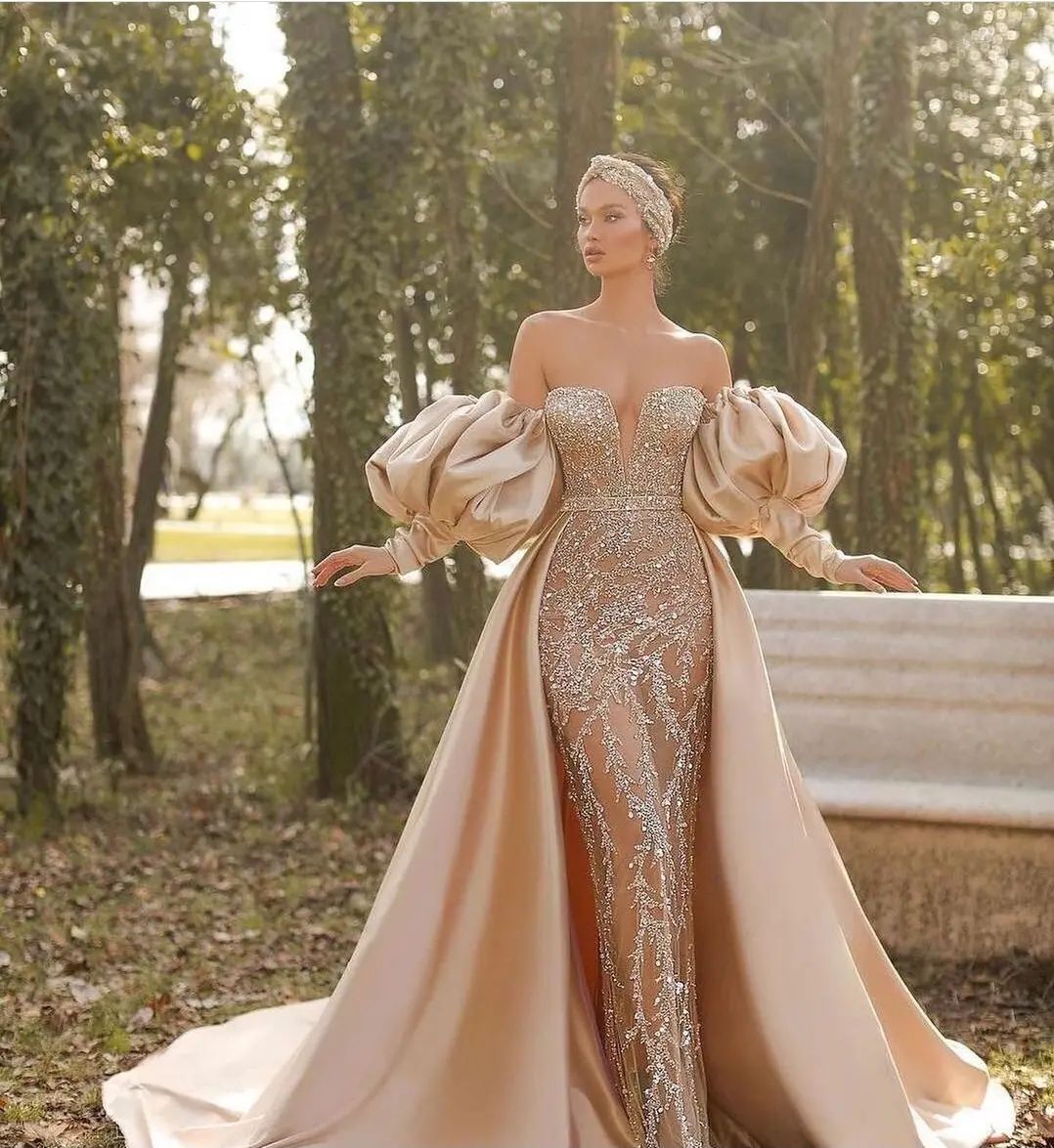 Elegante abito da sera lungo a sirena con maniche lunghe e scollo a barca