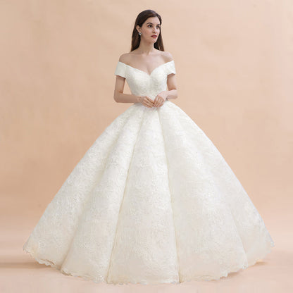 Elegantes schulterfreies weißes Spitzenapplikationen-Brautkleid 