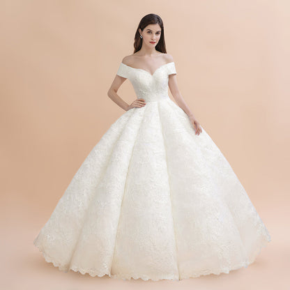 Elegantes schulterfreies weißes Spitzenapplikationen-Brautkleid 