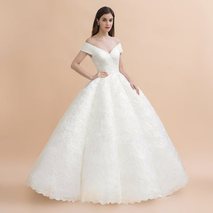 Elegantes schulterfreies weißes Spitzenapplikationen-Brautkleid 