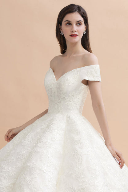 Elegantes schulterfreies weißes Spitzenapplikationen-Brautkleid 