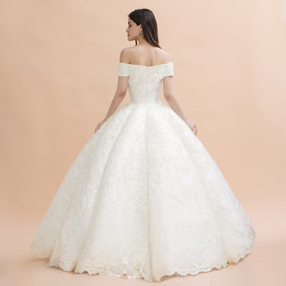 Elegantes schulterfreies weißes Spitzenapplikationen-Brautkleid 