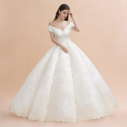 Elegantes schulterfreies weißes Spitzenapplikationen-Brautkleid 