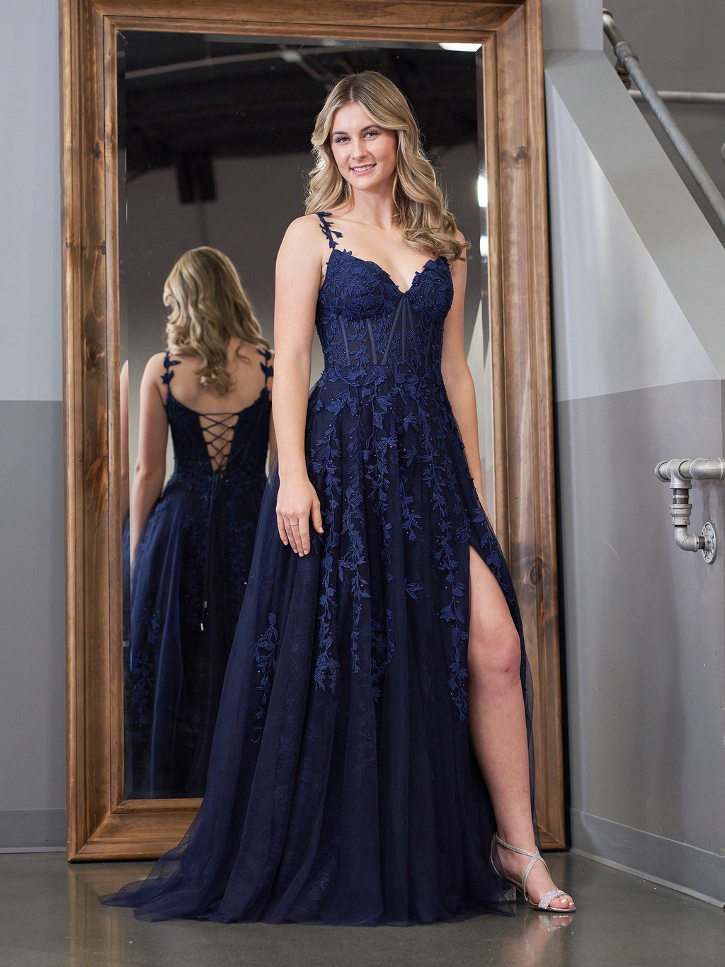 Abito da sera in tulle con pizzo a linea ad A e scollo a cuore con spacco