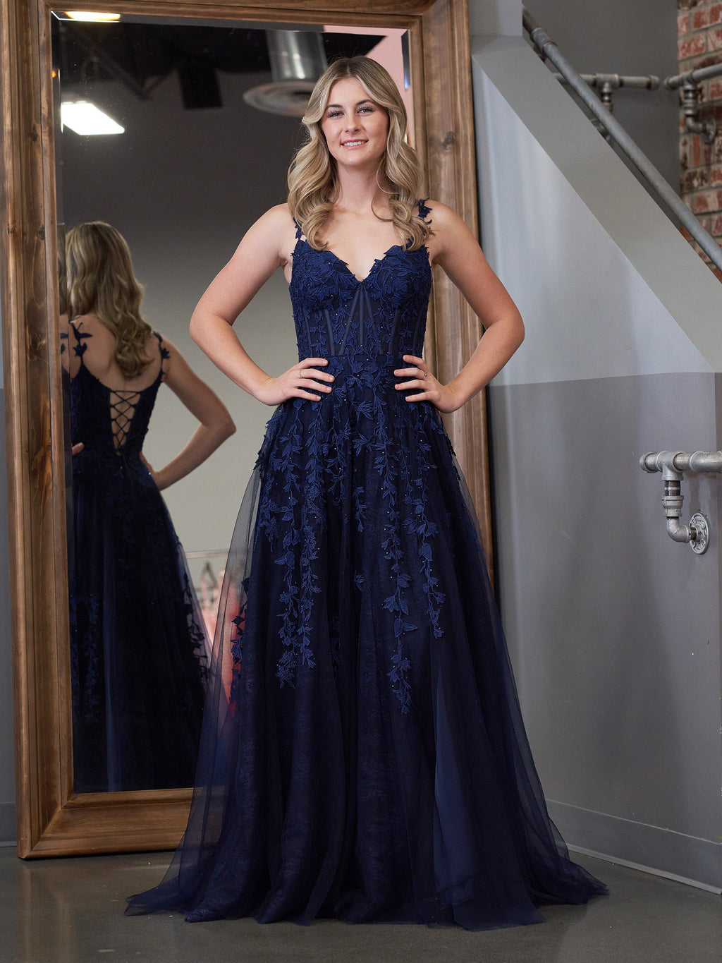 Abito da sera in tulle con pizzo a linea ad A e scollo a cuore con spacco