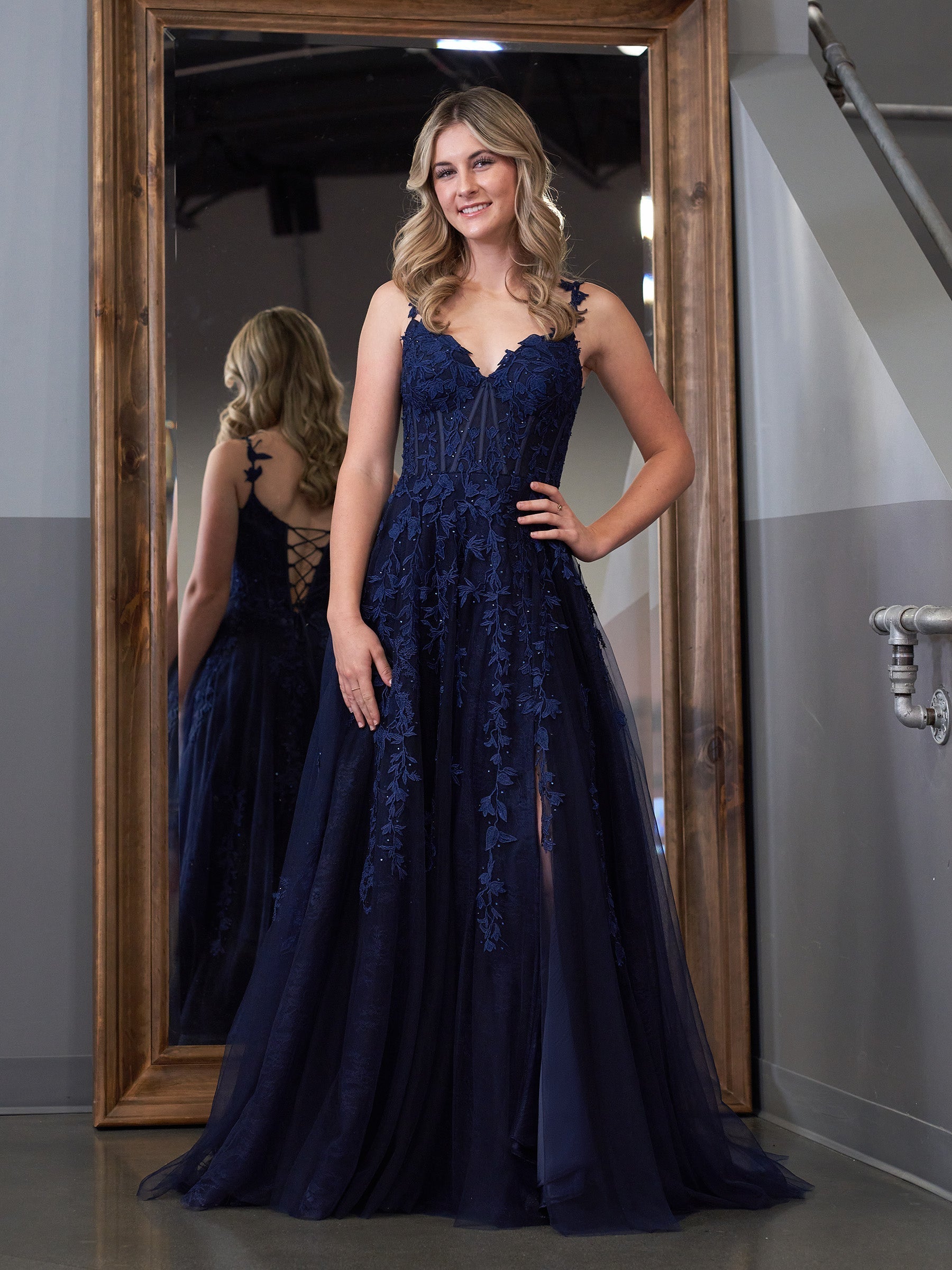 Abito da sera in tulle con pizzo a linea ad A e scollo a cuore con spacco