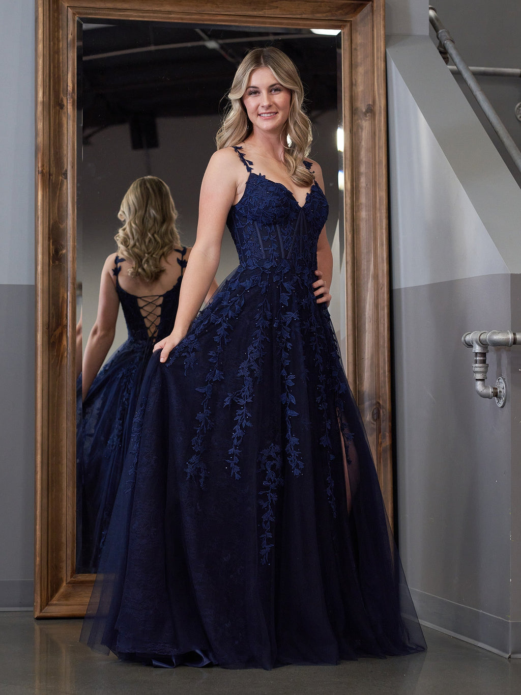 Abito da sera in tulle con pizzo a linea ad A e scollo a cuore con spacco