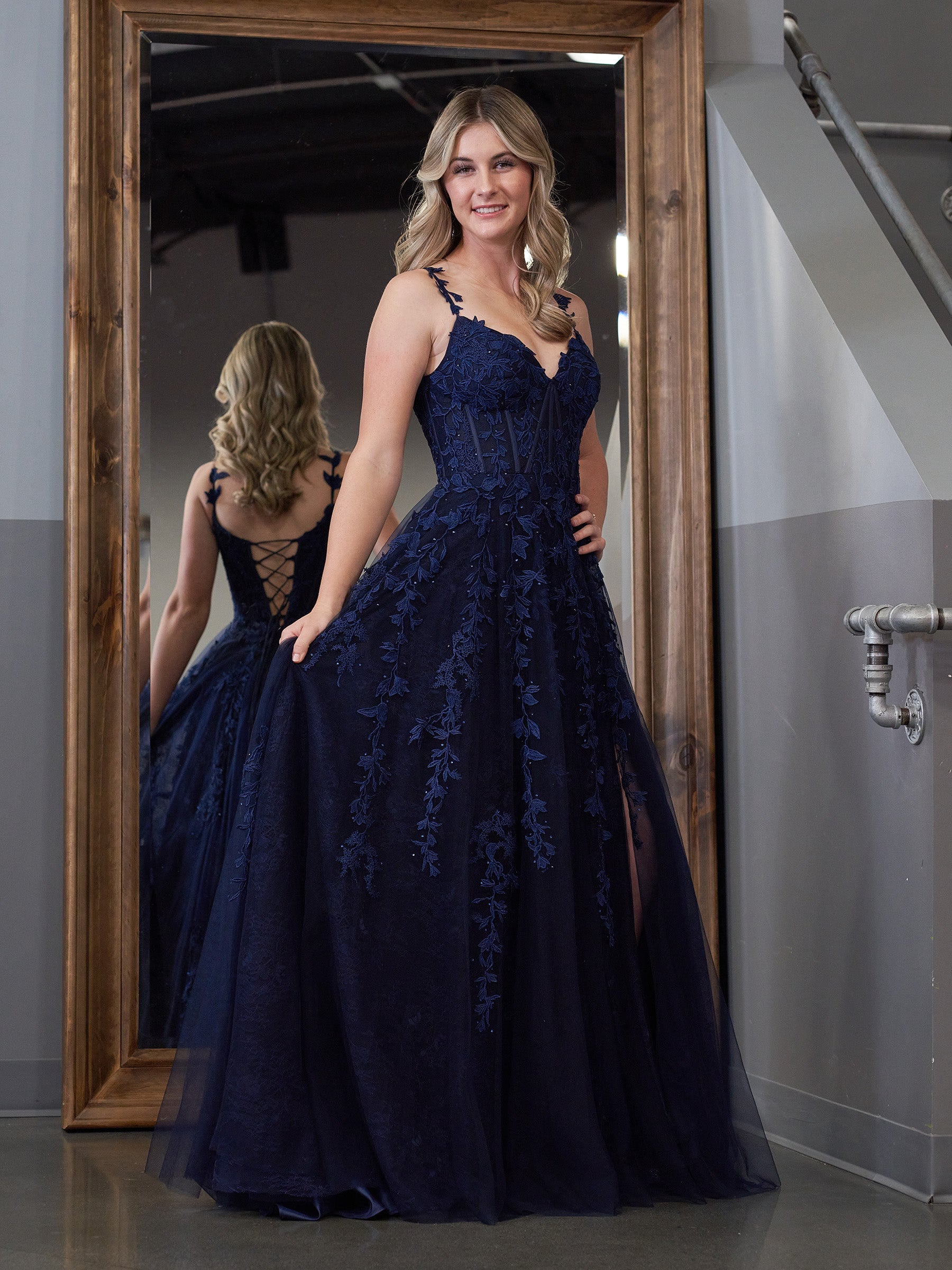 Abito da sera in tulle con pizzo a linea ad A e scollo a cuore con spacco