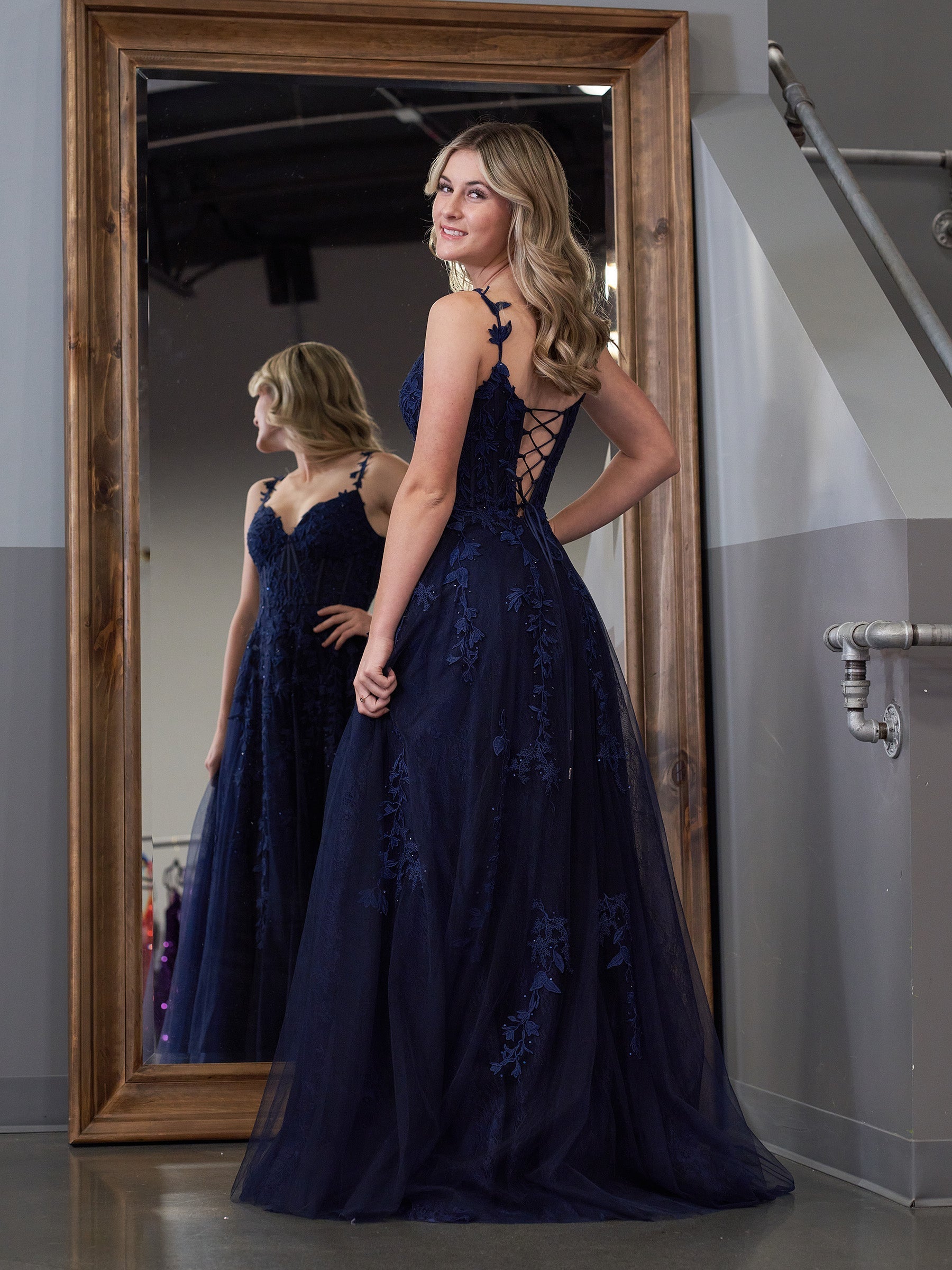 Abito da sera in tulle con pizzo a linea ad A e scollo a cuore con spacco