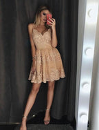 Elegantes kurzes A-Linien-Ballkleid mit Herzausschnitt und Spitzenapplikationen