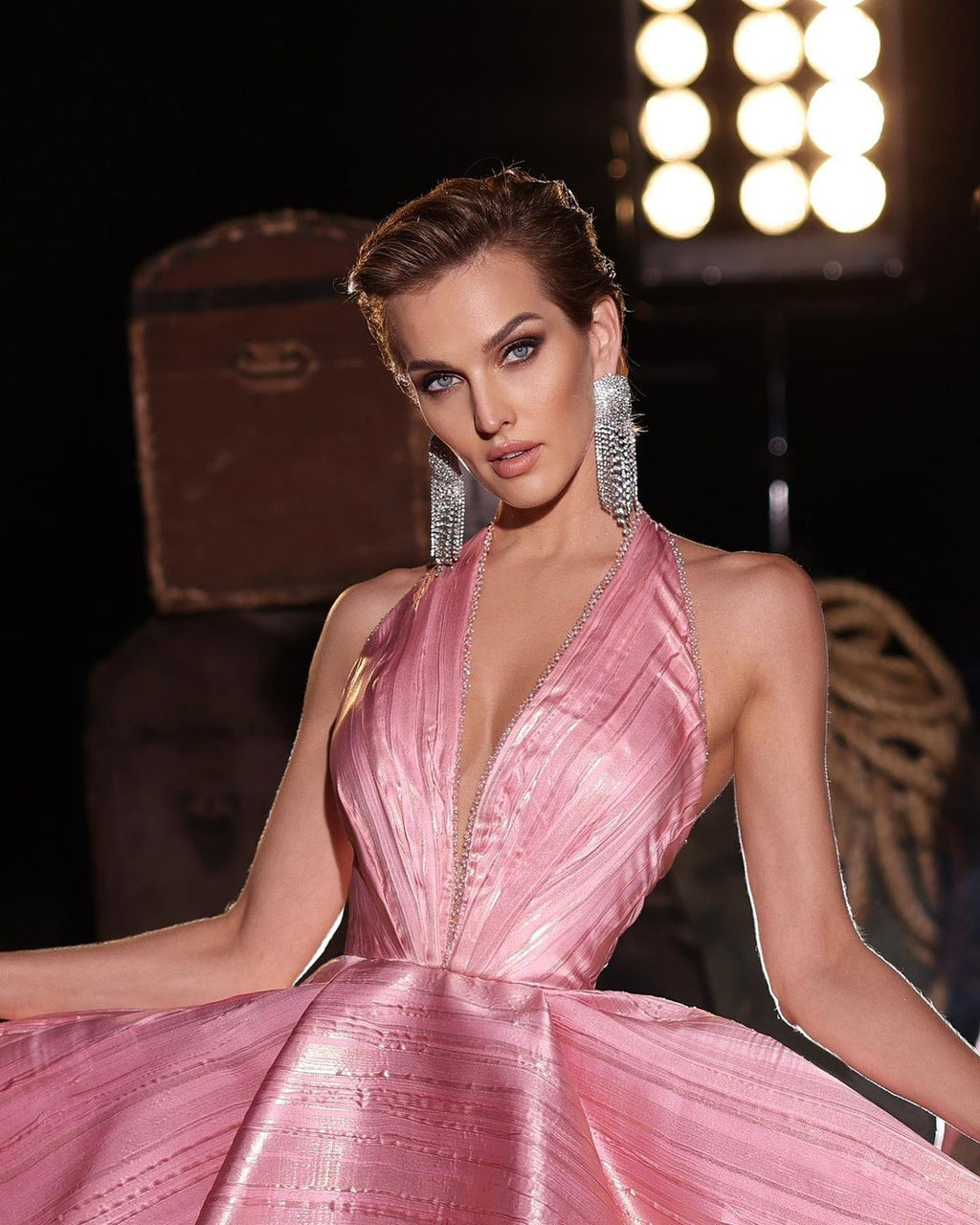 Elegante abito corto rosa con scollo a V, senza maniche, stile halter, per ballo di fine anno con brillantini