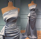 Elegante abito da sera lungo argento con paillettes, monospalla senza maniche e glitterato