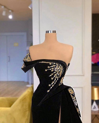 Elegante vestido de fiesta de corte A con abertura frontal, sin tirantes y con cuentas