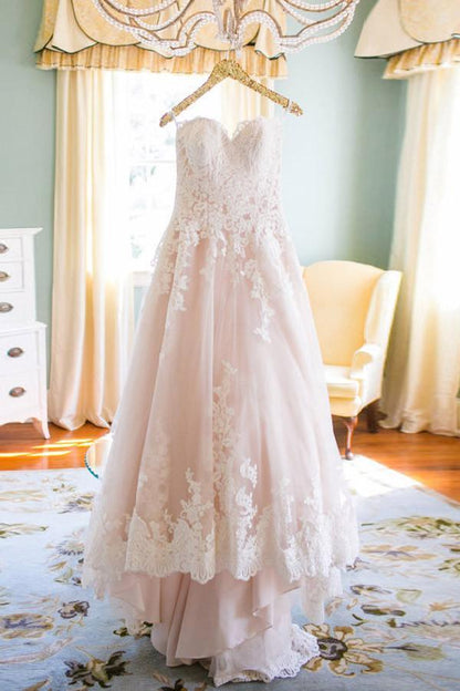 Elegantes Sweetheart High Low Blush Brautkleid mit weißer Spitze
