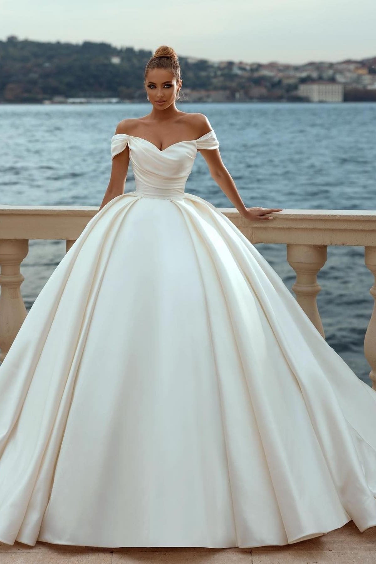 فساتين زفاف أنيقة برقبة عارية على الكتفين وذيل طويل