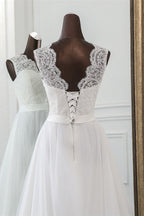 Elegant Tulle Jewel Neckline Sleeveless White Wedding Dress With Appliques