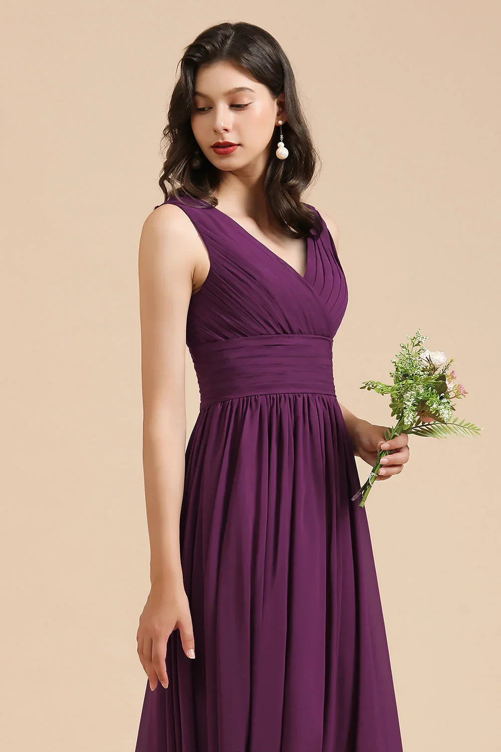 Elegante abito da damigella con scollo a V, volant, linea a trapezio, in chiffon e pizzo