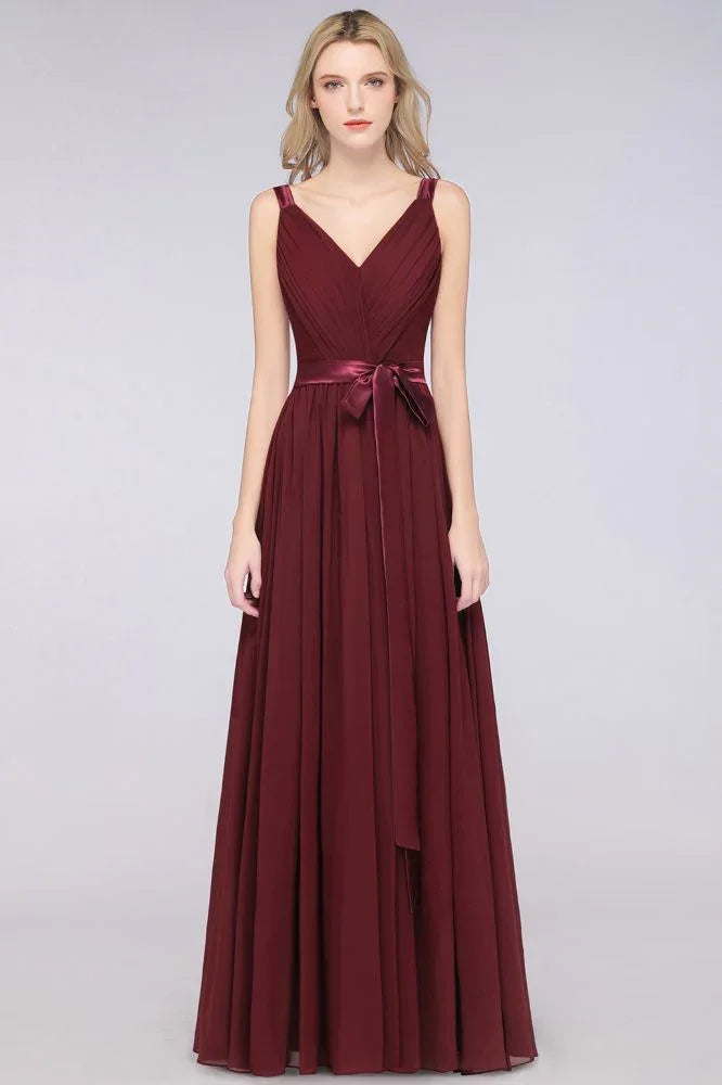 فستان وصيفات أنيق بأكتاف مكشوفة وياقة على شكل حرف V مع كشكش من الشيفون وطول يصل إلى الأرض