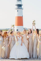 فستان زفاف أنيق أبيض على شكل حرف A برقبة على شكل V وظهر مكشوف مع دانتيل