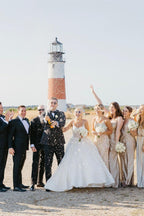 فستان زفاف أنيق أبيض على شكل حرف A برقبة على شكل V وظهر مكشوف مع دانتيل