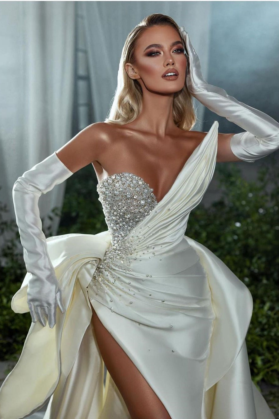 Vestido de Noiva Branco Elegante, Sem Mangas, Decote em V, com Contas e Corte em A, com Fenda