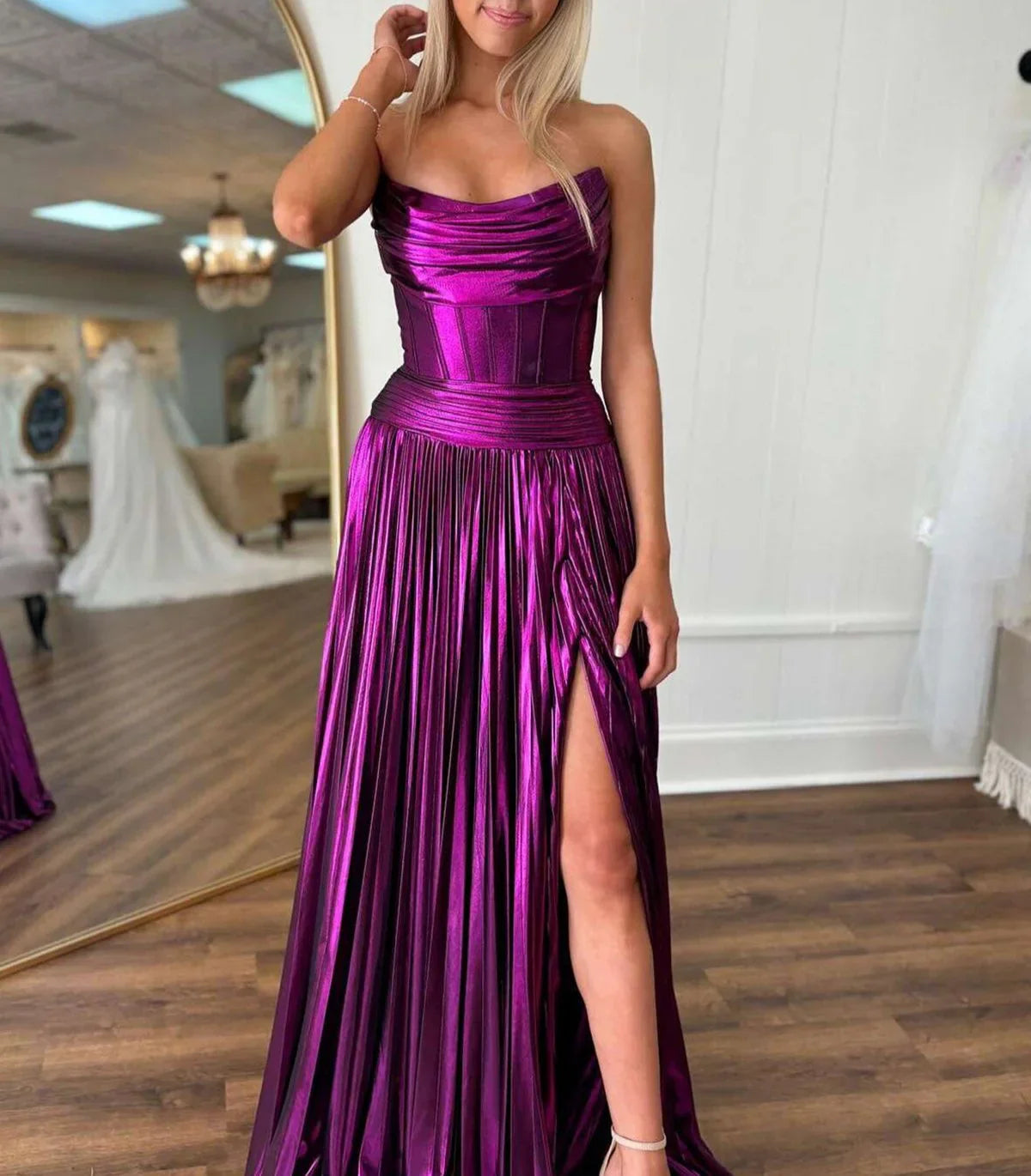 Eunice | Robe longue de bal violette métallisée plissée, sans bretelles, coupe trapèze, avec fente