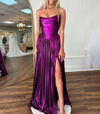Eunice | Robe longue de bal violette métallisée plissée, sans bretelles, coupe trapèze, avec fente
