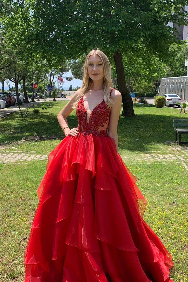 Excelente vestido de fiesta rojo largo de organza con escote en V y espalda descubierta