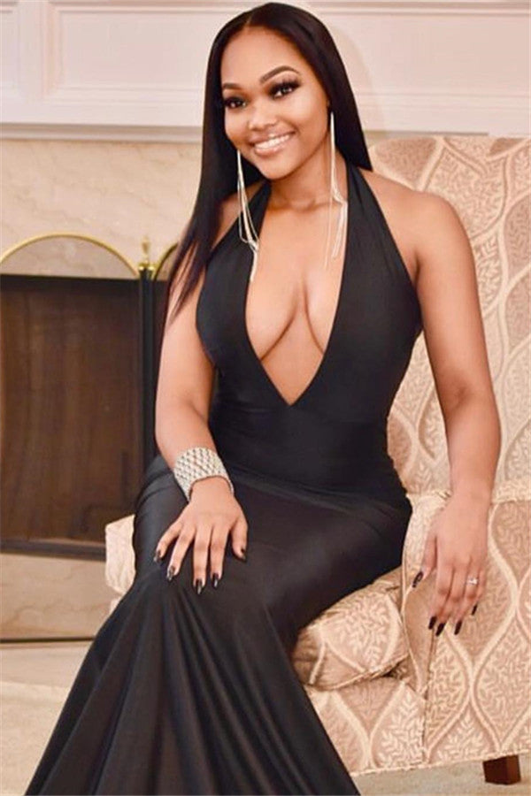 Excelente vestido de fiesta negro largo estilo sirena con cuello halter y espalda abierta