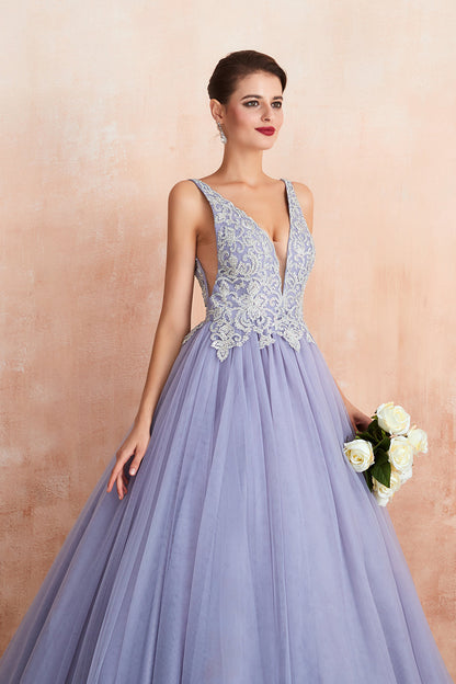 Ausgezeichnetes langes, ärmelloses, rückenfreies Ballkleid aus Tüll im Prinzessinnen-Stil mit V-Ausschnitt