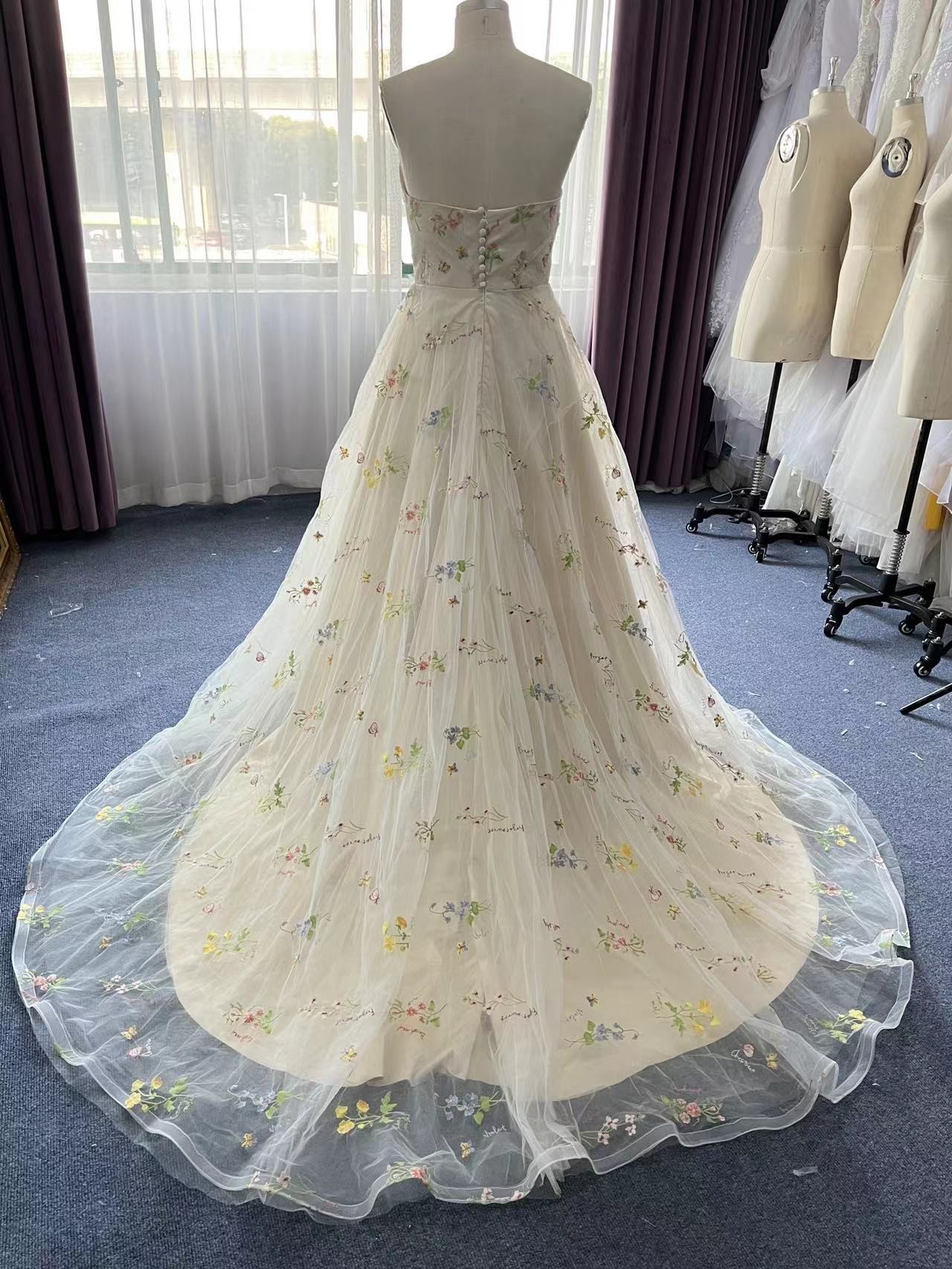 Vestido de baile requintado em tule, sem alças, com flores e corte em linha A