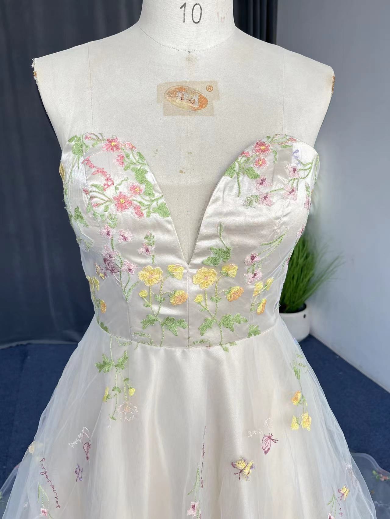 Vestido de baile requintado em tule, sem alças, com flores e corte em linha A