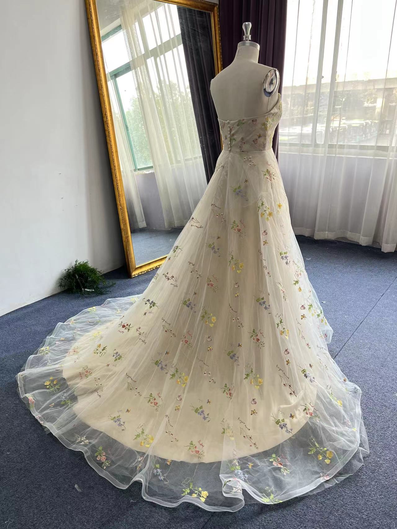 Vestido de baile requintado em tule, sem alças, com flores e corte em linha A