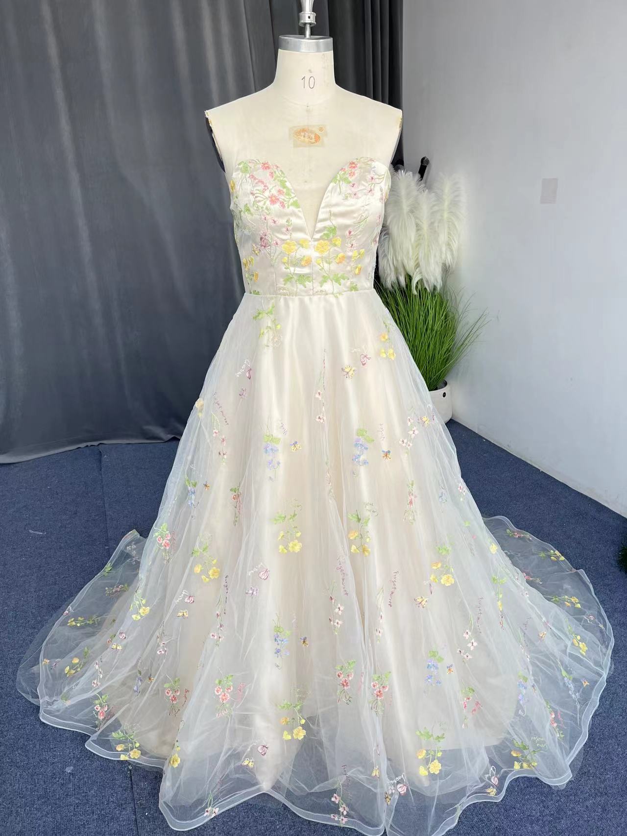 Vestido de baile requintado em tule, sem alças, com flores e corte em linha A