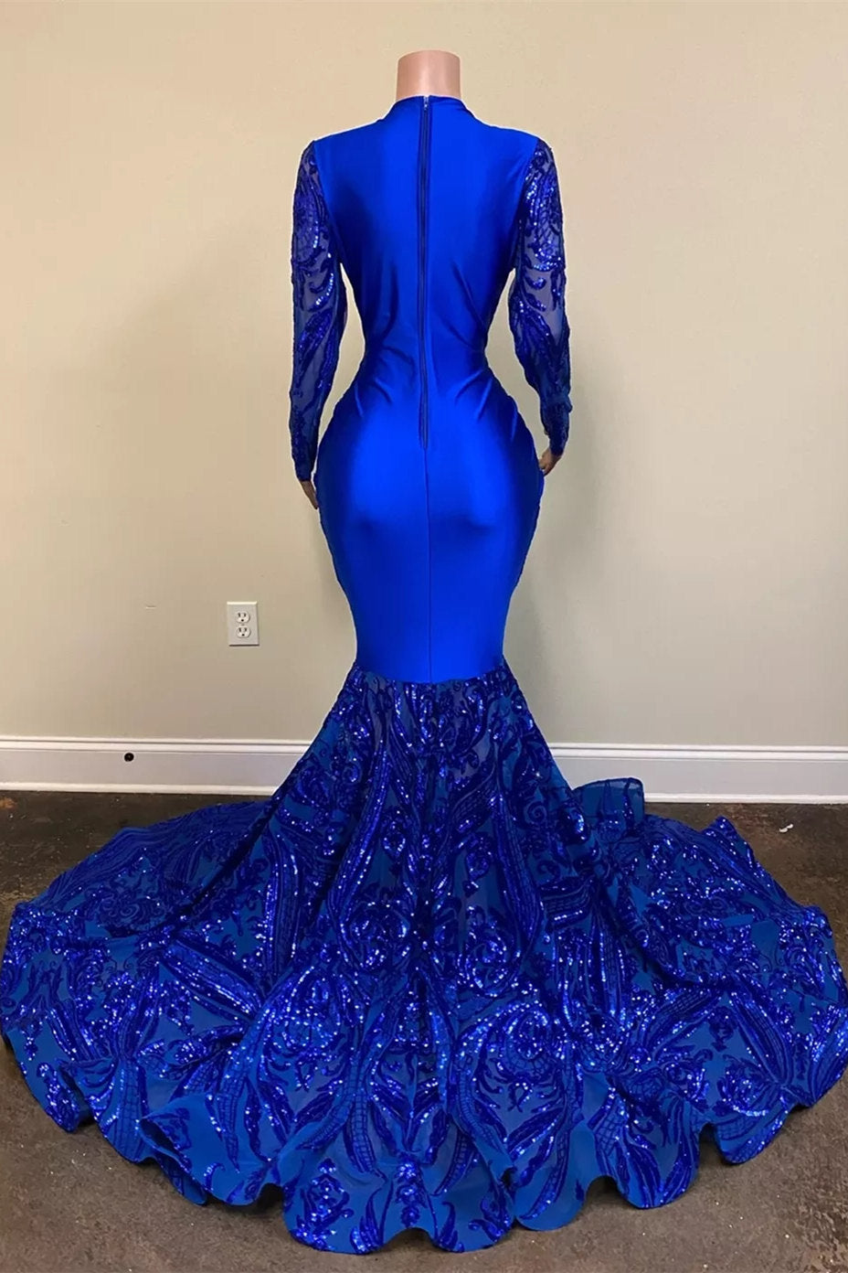 Abito da sera sirena lungo fino a terra con scollo a V, maniche lunghe e paillettes blu squisite