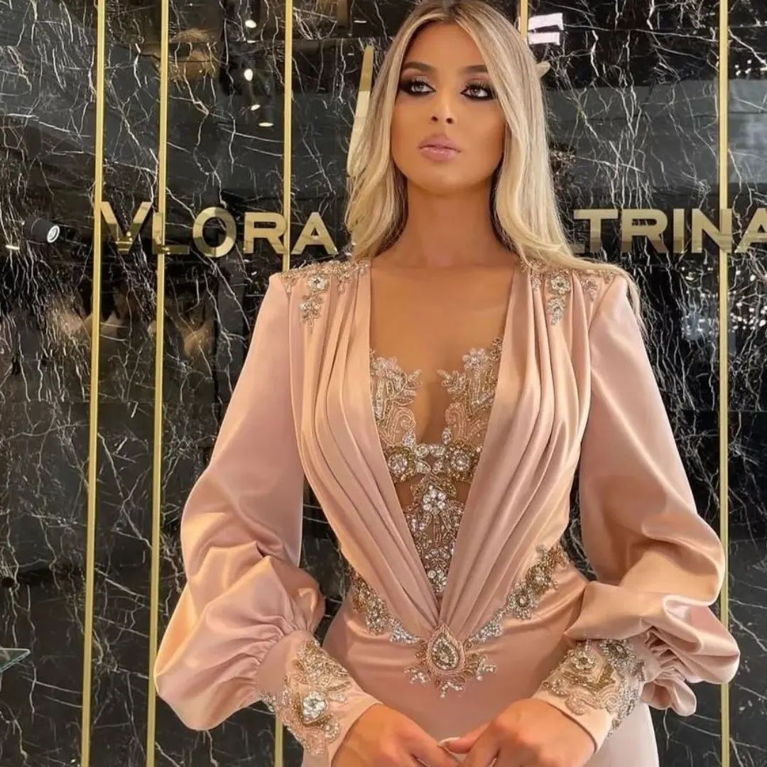 Vestido de baile de cetim com cauda de sereia, mangas compridas e comprimento até ao chão, com apliques requintados