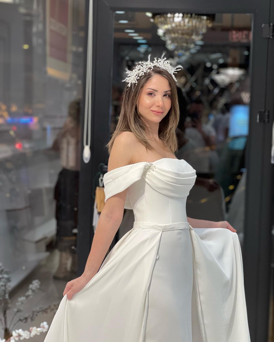 Vestido de Noiva em Cetim, Comprimento ao Chão, Decote Ombro a Ombro, Corte em A, com Contas Exquisito