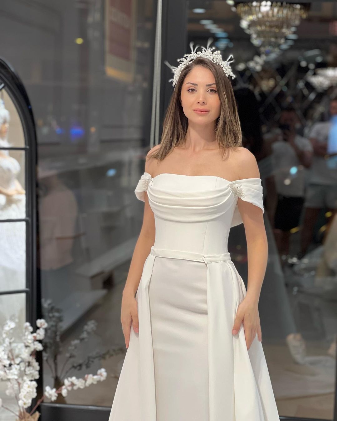 فستان زفاف ساتان فاخر بطول الأرض، بدون أكتاف، بقصة على شكل حرف أ، مزين بالخرز