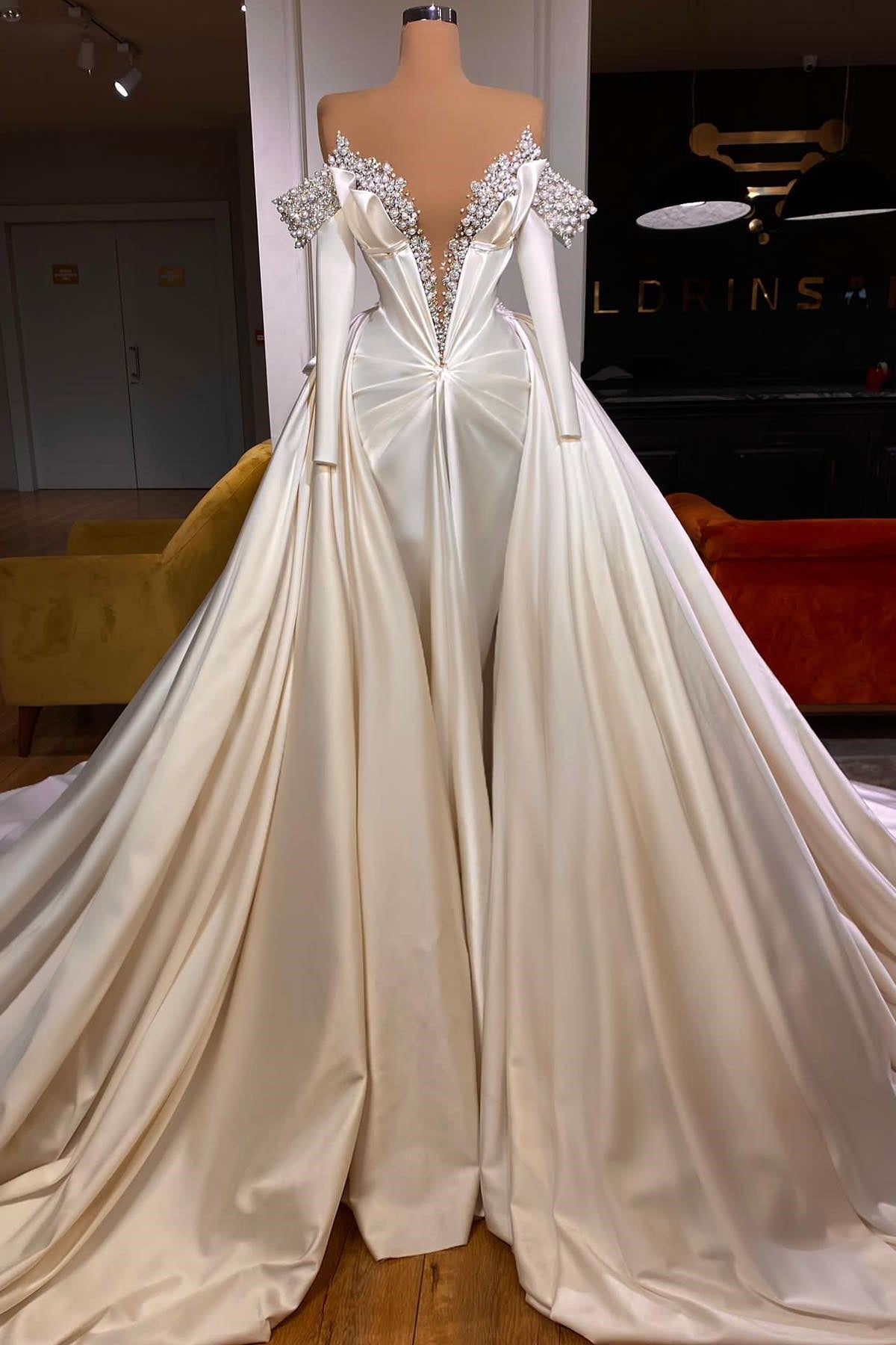 Vestido de baile em cetim, comprimento até ao chão, decote em V, mangas compridas, corte em linha A, com contas delicadas