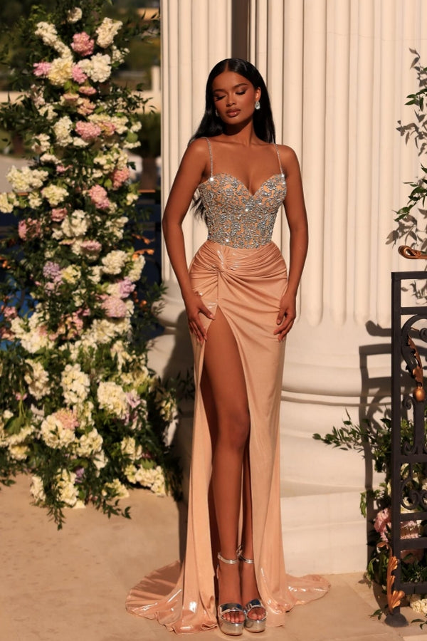 Vestido de Festa Primoroso Longo em Coluna Champanhe com Alças Finas de Renda e Brilhos, com Fenda