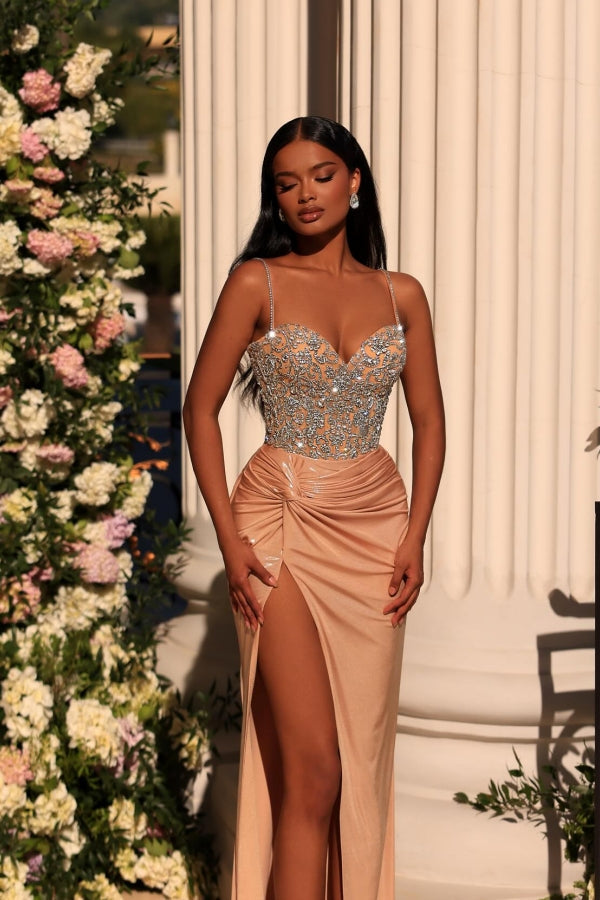 Vestido de Festa Primoroso Longo em Coluna Champanhe com Alças Finas de Renda e Brilhos, com Fenda