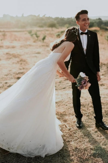 فساتين زفاف دانتيل فاخرة بطراز خط أ، بدون أكمام، بأشرطة رفيعة، وطول يصل إلى الأرض