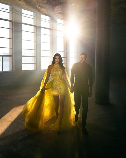 Extravagantes vestidos de fiesta largos dorados sin mangas con cola desmontable