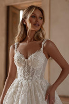 فستان زفاف طويل عاجي على شكل حرف A، بتصميم أميرة، بحمالات رفيعة من الدانتيل والتول