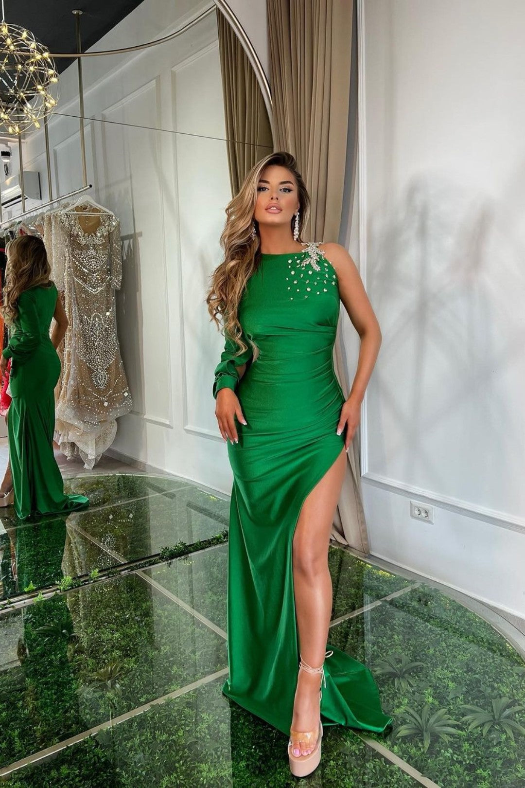 Abito da sera verde in raso a sirena con spalla scoperta, spacco e strass