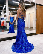 Vestido longo de baile azul real com decote em V, alças finas e costas descobertas, com lantejoulas