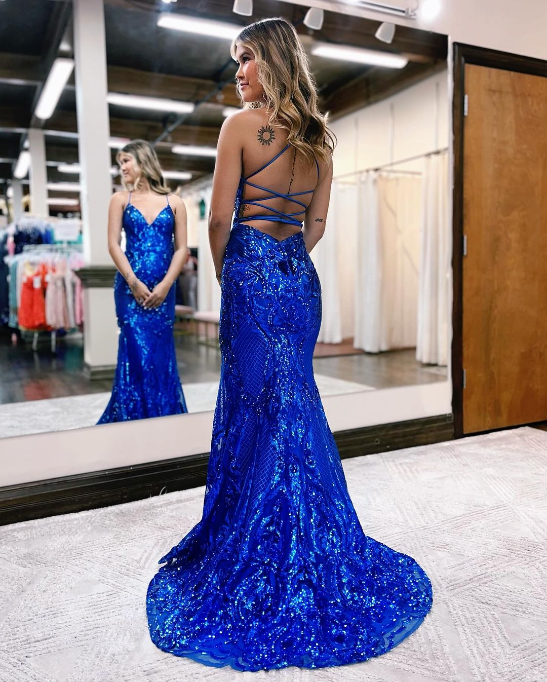 Abito lungo da sera blu reale con scollo a V, spalline sottili e schiena scoperta, decorato con paillettes