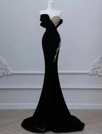 Robe de soirée longue en velours noir luxueux ornée de perles Y7675